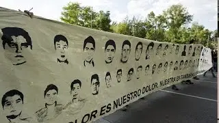 Estudiantes de Ayotzinapa buscan intensamente a sus compañeros desaparecidos.