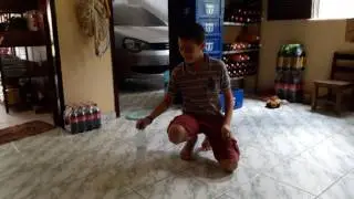 jogando desafio da garrafa -mostrando a cueca 😓😓😓