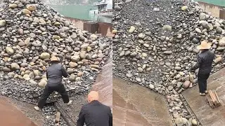 Unloading pebbles from a 1300-ton cargo ship is incredibly stress-relieving.