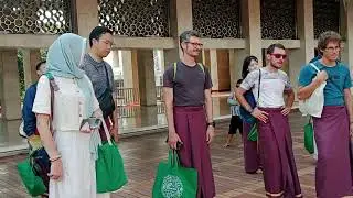 Wisatawan Luar Negeri / Bule Wisata Religi ke Masjid Istiqlal