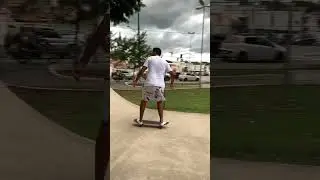 Andando de skate de meia! 😂 #shorts #skateboarding #humor #skate #desafio