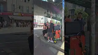 Zug der Liebe 2024 * warten auf die Wagen Parade * Eberswalder Stra&szlig;e