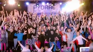 200+ dancers dancing for bollywood song