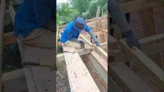 This is an easy way to straighten wood to install a zinc roof
