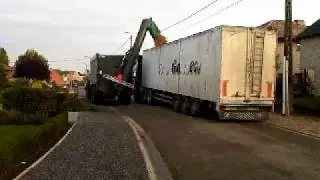 Fliegl afschuifwagen lost houtchips in klaarstaande vrachtwagen (1)