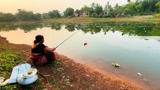 Fishing Video || Traditional lady fisher fishing in  a pond || Lady Fishing Video ||