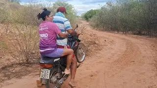 Ivanildo pedreiro empinando a moto comigo 