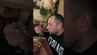 Пробую суп с камнем в Боливии/Потоси