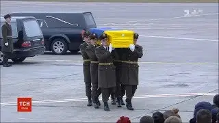 Похоронний кортеж привіз до терміналу 