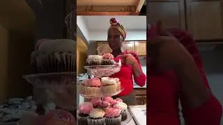 Cupcakes on a three tier cake tray with six bows is back! 