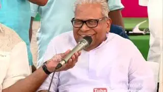 V. S. Achuthanandan chat with children in  summer camp