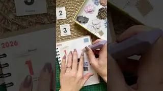 Создаю трекер при помощи фигурного дырокола и отрывного календаря