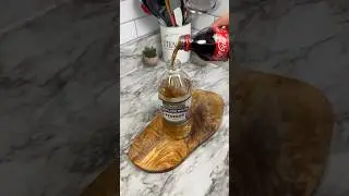 &iexcl;Mira lo que pasa al mezclar Coca-Cola y vinagre blanco! #limpieza #trucos