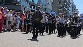 De dorpsfanfare Koninklijke Harmonie De Vijverzonen Dikkebus Garnaalstoet Oostduinkerke Koksyde 2025