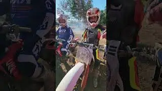 Команда Каплана обгоняет гонщиков на велосипедах в финале серии чемпионата J Day MX338 в Саутвике