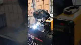 As&iacute; se ve en uso el SOLDADOR INVERSOR FURIUS FORCE 253 CELLULOSIC
