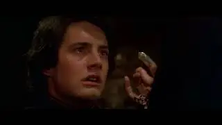 Reverend Mother Gaius Helen Mohiam (Divine Si&acirc;n Phillips) tests Paul with the Box