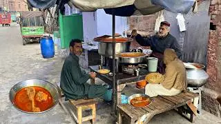 INSIDE LAHORE&rsquo;S OLD-SCHOOL DHABA BREAKFAST 😍 | Desi Murgh & Anda Channay | Pakistani Street Food