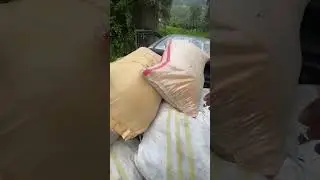 Descargando comida para los animales 