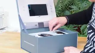 Jabra Meeting box. Hanneke pakt de box uit - Speakerphone met camera