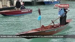 IN CANAL GRANDE LE BEFANE SI SFIDANO A COLPI DI REMO SOTTO IL PONTE DI RIALTO | 07/01/2026