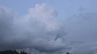 2025-08-21 LJUBLJANA Doma s podstre&scaron;ja (čudni oblaki se zbirajo nad Rakovnikom)