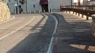 IL MARCIAPIEDE INVADE LA STRADA (Calmasino)