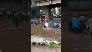 Aksi.pemotor saat jalan tergenang air
