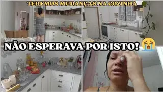 TUDO ESTAVA INDO BEM, ATÉ QUE+ TIREI A CRISTALEIRA,TEREMOS  NOVIDADES+ ISABELLA ME AJUDOU NA FAXINA.
