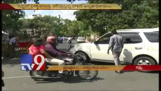 TN Political Crisis : Panneerselvam's home swarmed by supporters - TV9