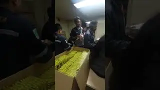 Antri Ambil Makan di Kapal Pelni