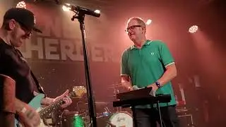 Nerf Herder - Golfshirt (live, 2025-08-04, Geb&auml;ude 9, Cologne, Germany)