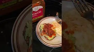 Представляю вам картофельные оладьи с авокадо.