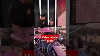 Valen belajar main drum