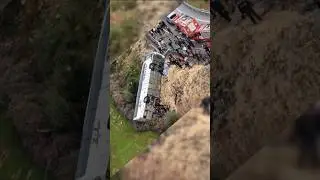 По меньшей мере 8 человек погибли и 26 получили ранения в результате падения автобуса с придорожн...