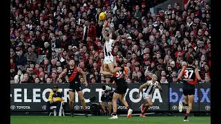 Jamie Elliott takes one of the best hangers you'll see | Round 7, 2024 | AFL