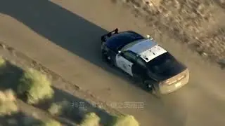 美国警察抓捕现场133期：山野荒地刷了一辆没人警车！男子开着警车就在山里无序逃逸 #美国 #警察 #美国警察 #加州