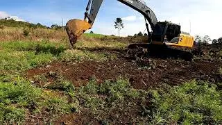 Mais um destoca com Escavadeira Hidráulica Jonh Deere 210G lc