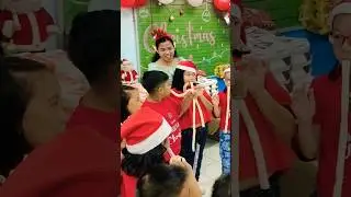 🌈No Touch Marshmallow Challenge Game! #christmas #christmasparty #marshmallow #games #shorts #fun