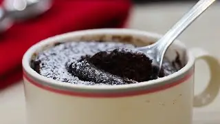CHOCOLATE MUG CAKE IN 1 MINUTE | EASY & TASTY QUARANTINE DESSERT IDEA (EGGLESS!)