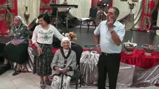 ברכה כהן ומזל דעוס מעניקות מתנה לזהרה אמא של שמואל כהן בפסטיבל תימני ים תיכוני מאי 2017