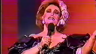 Lucha Villa canta en vivo su éxito Resulta, escrita para ella por Juan Gabriel. Aprox 1988