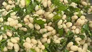 Grochowa salatka z pietruszka i szczypiorkiem. Danie  wegańskie. Bean salad.Vegan dish