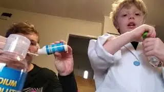 Science experiment: Gross Blood Cells with Scientists Sebastian & Assistant Dad