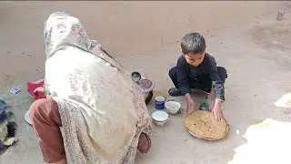 اج رات کی روٹی بچوں نے دوپہر خائی اسکول سے اکر اور میرے سائیں نے اچار کے ساتھ روٹی کھائی