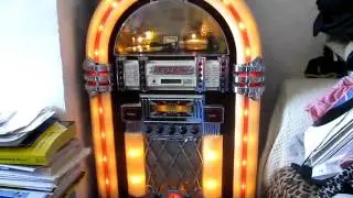 playing a bit of Reet Petite on my jukebox
