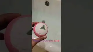 Sweet Pudding bath bomb from Lush 2022 Holiday #bathtime #lush #bathbombdemo
