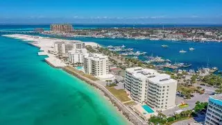 Attention Boaters! Destin Waterfront Condo w/ 40' Boat Slip