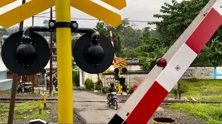 KEBALIK!!!, Perlintasan unik Kereta Api TERBARU Al Amin Cicurug Sukabumi, Jawa Barat