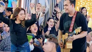 Meriah Suasana Memang Tak Rilek Penonton Dari Indonesia | Bila Bob Bawak lagu  Band Dari Seberang